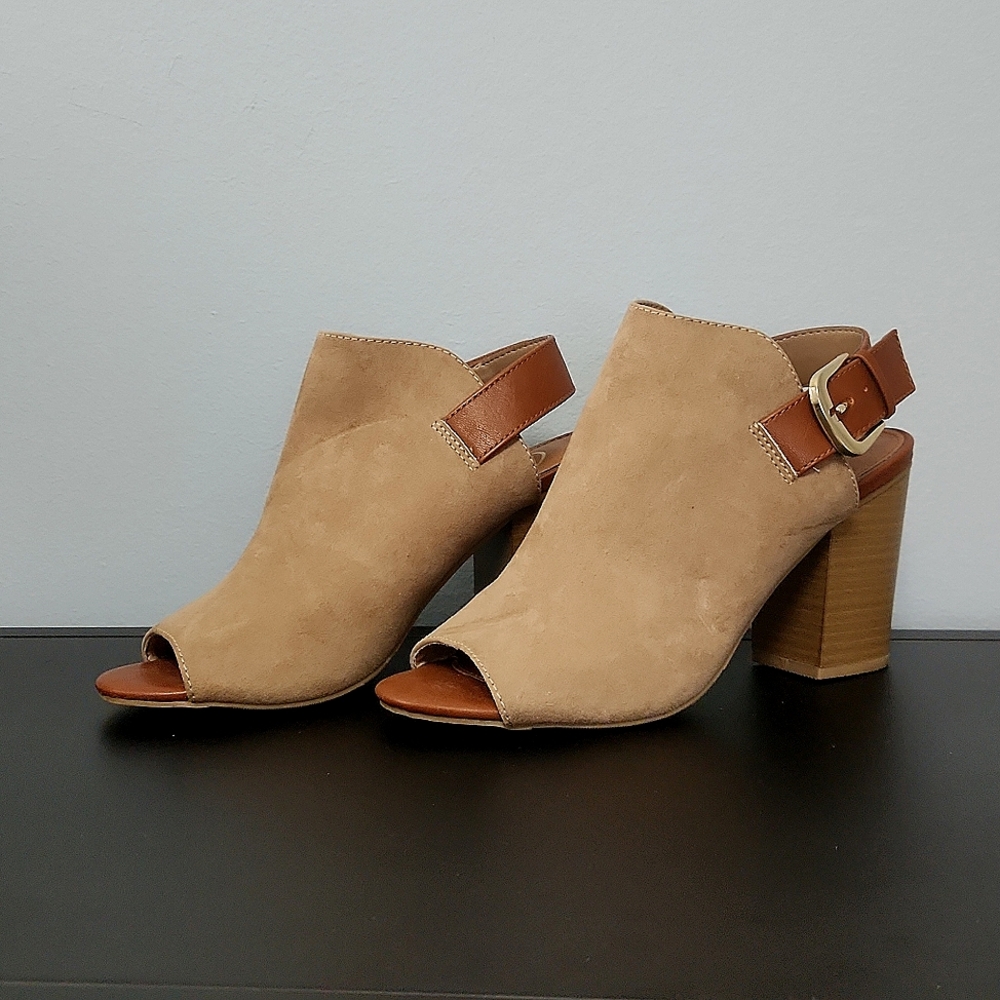 Candie's peep toe tan suede heel